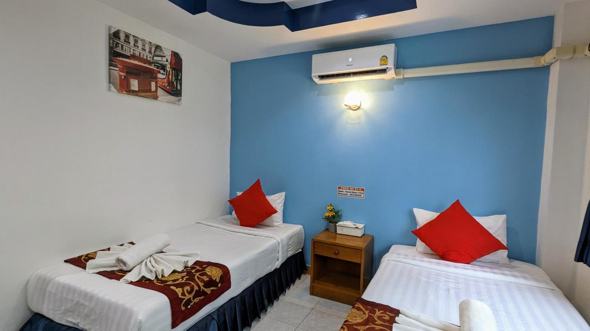 Отель Heaven House Restro & Bar Patong Экстерьер фото