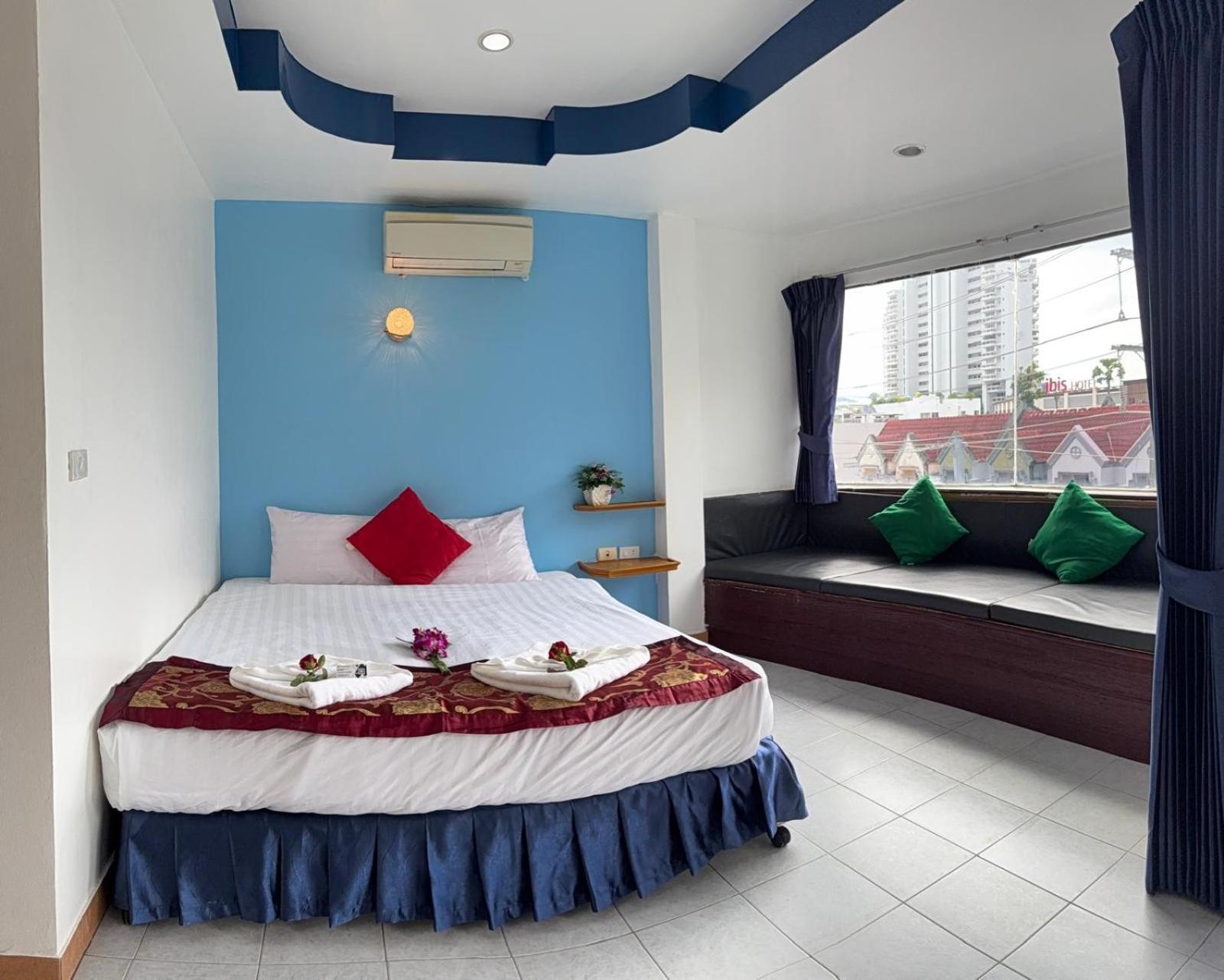 Отель Heaven House Restro & Bar Patong Экстерьер фото